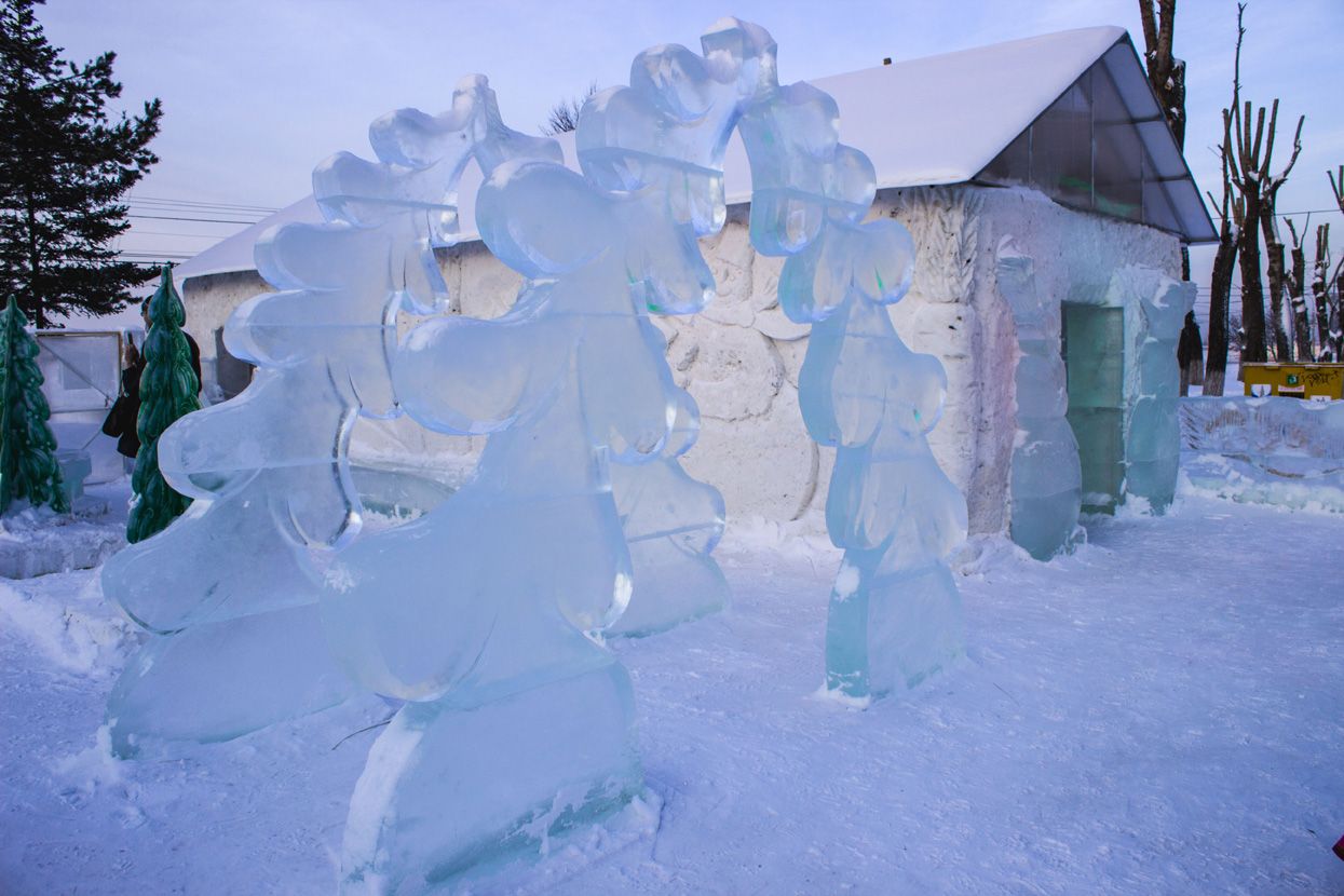 Снеговик из льда своими руками. Фигуры из снега. Креативный снеговик. Скульптуры из снега. Музей снеговика архангельск.